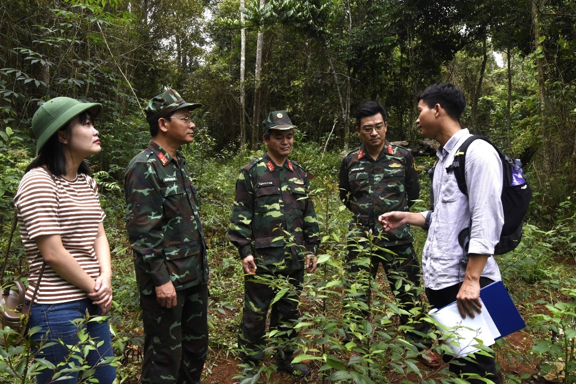 Kiểm tra thực địa tình hình thực hiện đề tài về phục hồi rừng tại Khu bảo tồn thiên nhiên Kon Chư Răng, tỉnh Gia Lai